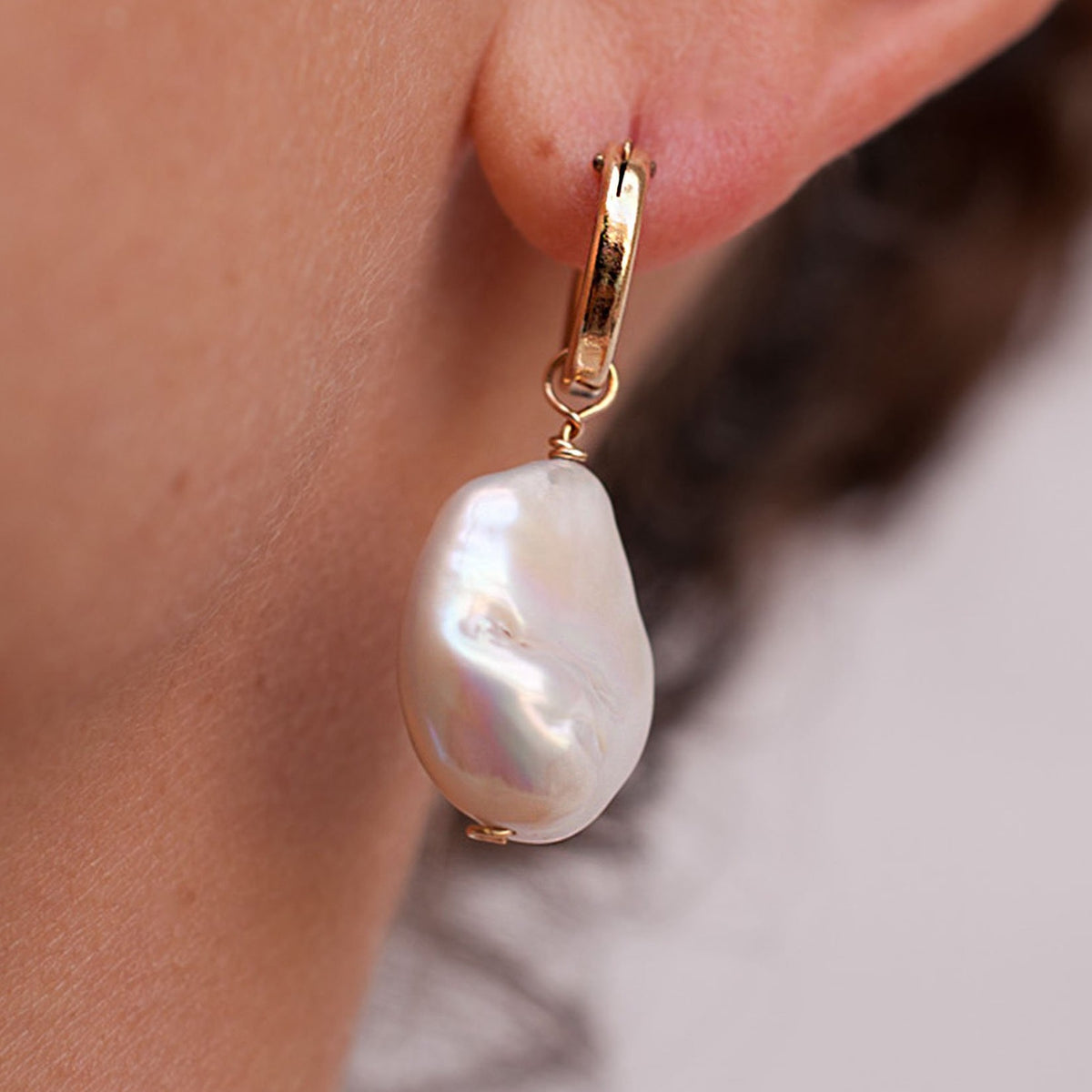 Woman wearing Sienna Keshi Pearl gold hoop earring side view